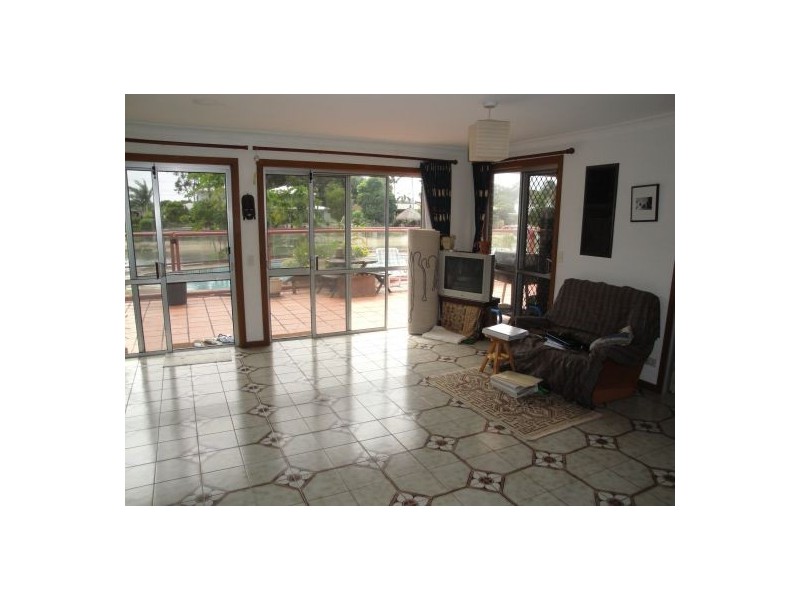 25 Park Avenue, Broadbeach Waters QLD 4218