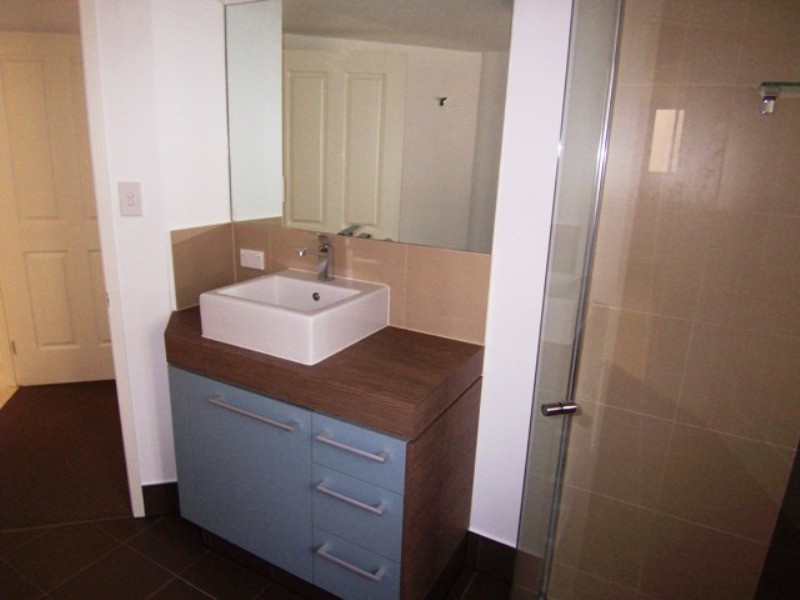 1/8 walton Street, Southport QLD 4215