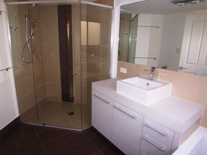 1/8 walton Street, Southport QLD 4215