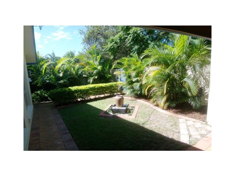 8 Fairway Av, Southport QLD 4215