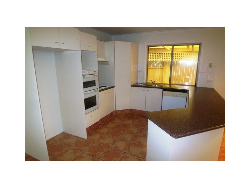 8 Fairway Av, Southport QLD 4215