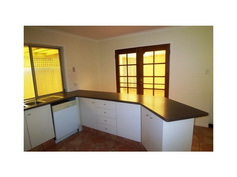 8 Fairway Av, Southport QLD 4215