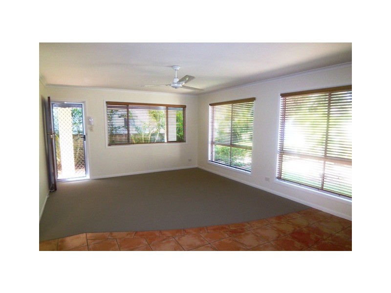 8 Fairway Av, Southport QLD 4215