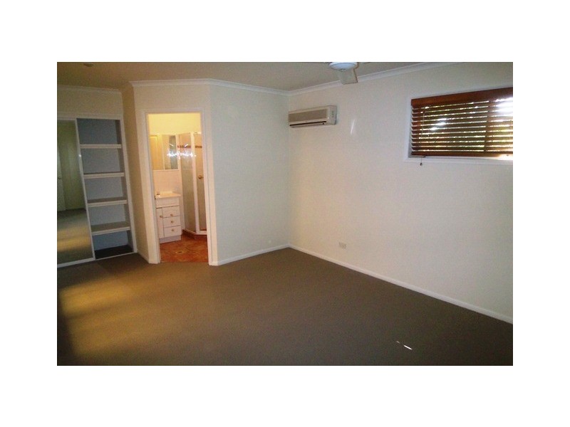 8 Fairway Av, Southport QLD 4215