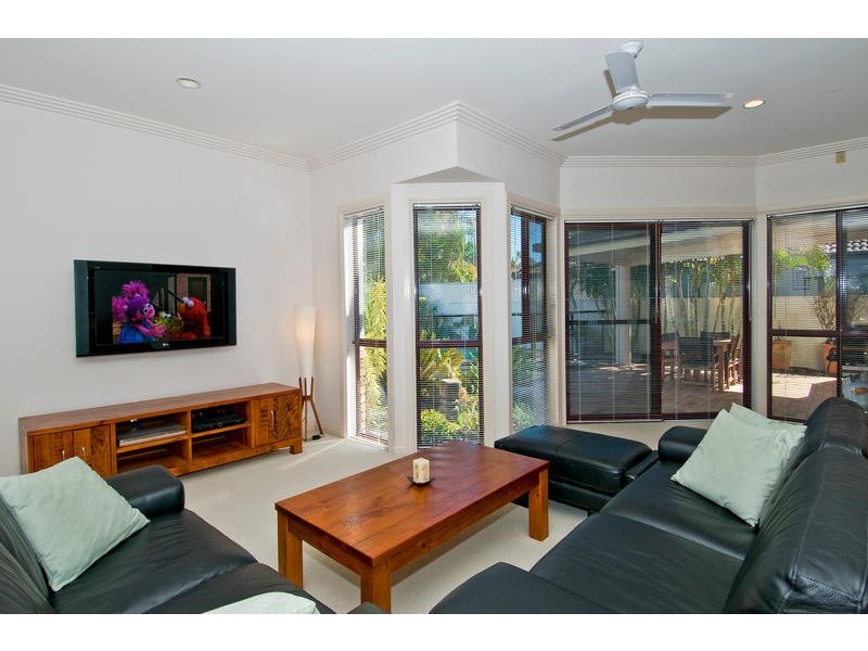 3 Deborah Ave, Benowa QLD 4217