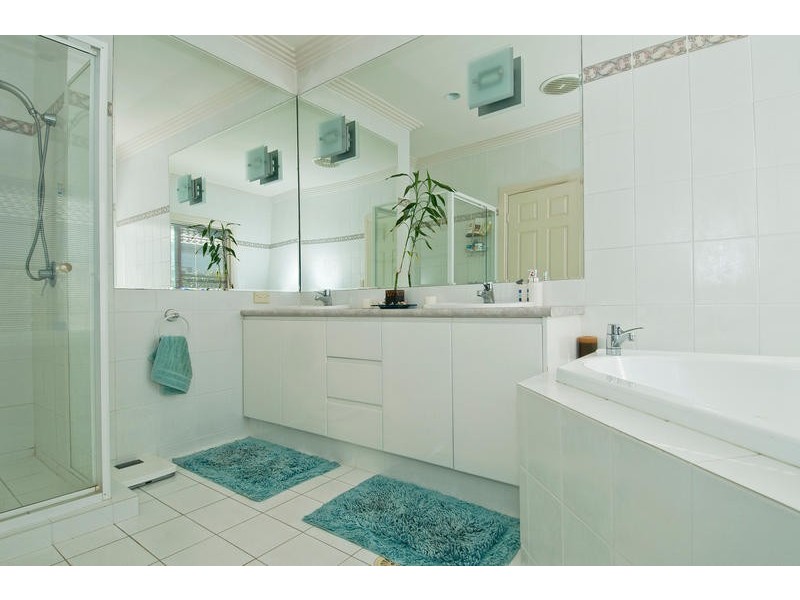 3 Deborah Ave, Benowa QLD 4217