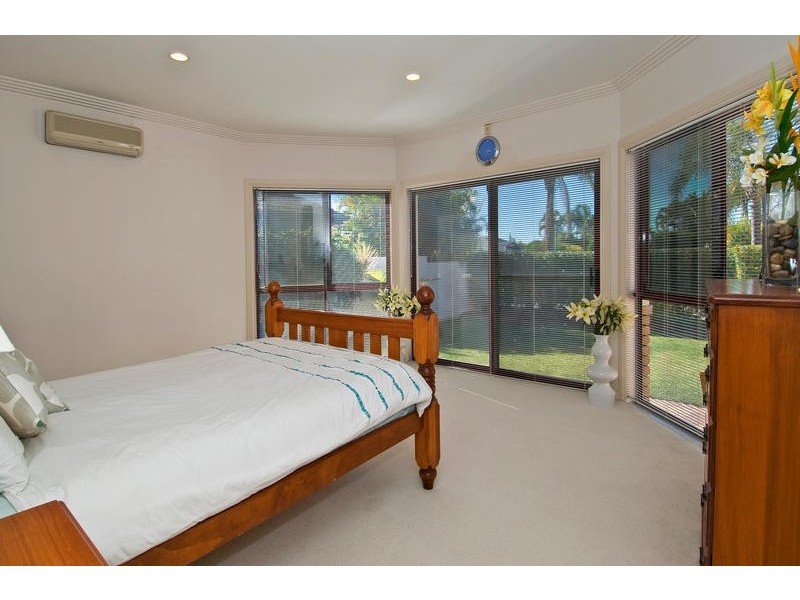 3 Deborah Ave, Benowa QLD 4217