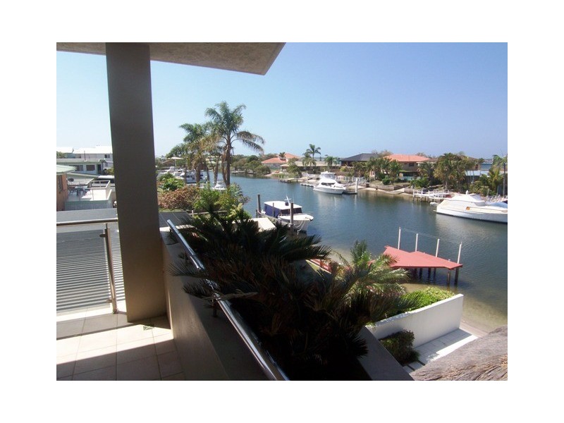2/5 Room Canal Avenue, Runaway Bay QLD 4216