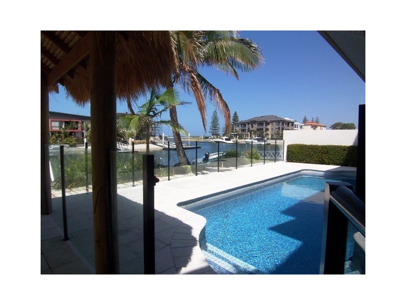 2/5 Room Canal Avenue, Runaway Bay QLD 4216