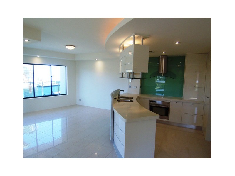 2/5 Room Canal Avenue, Runaway Bay QLD 4216