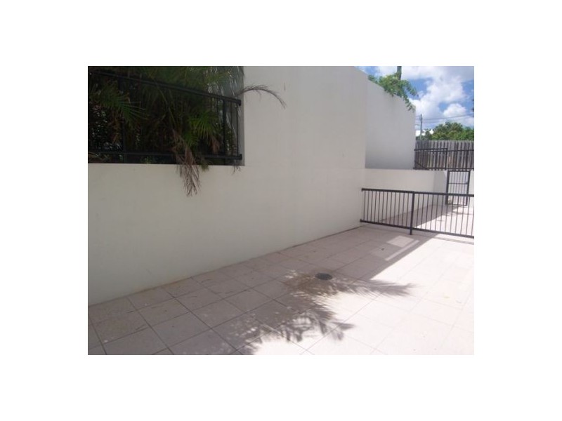 2/15  Lloyd Street, Southport QLD 4215