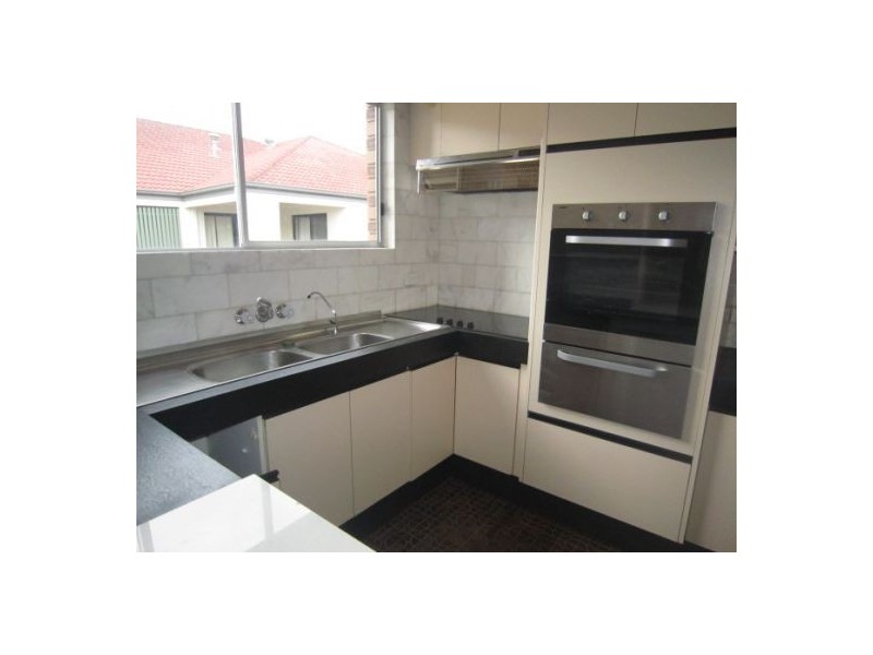 4/10 White Street, Southport QLD 4215