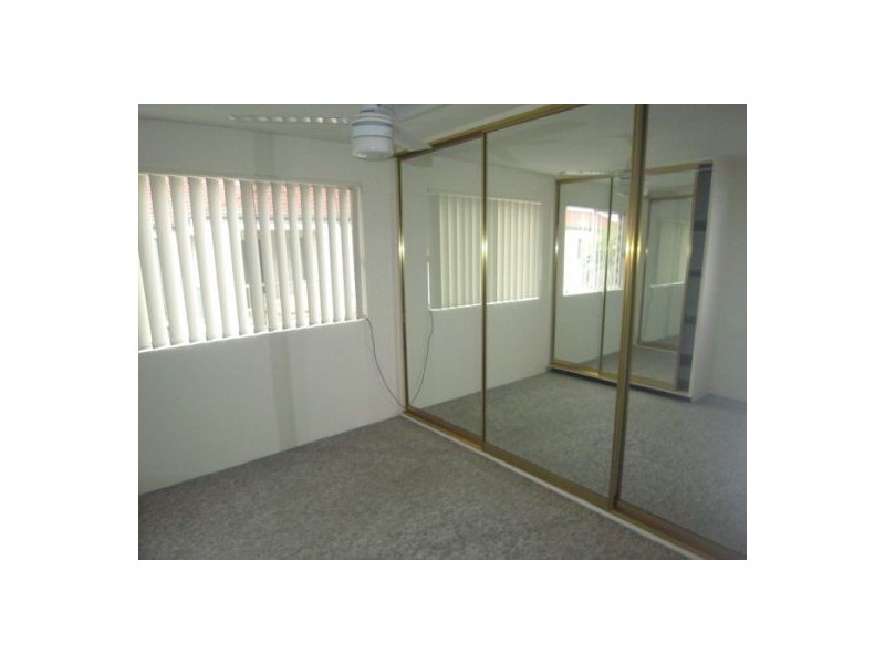 4/10 White Street, Southport QLD 4215