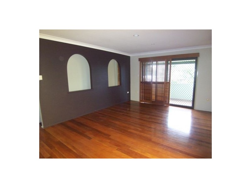 8 Raymond Avenue, Bundall QLD 4217