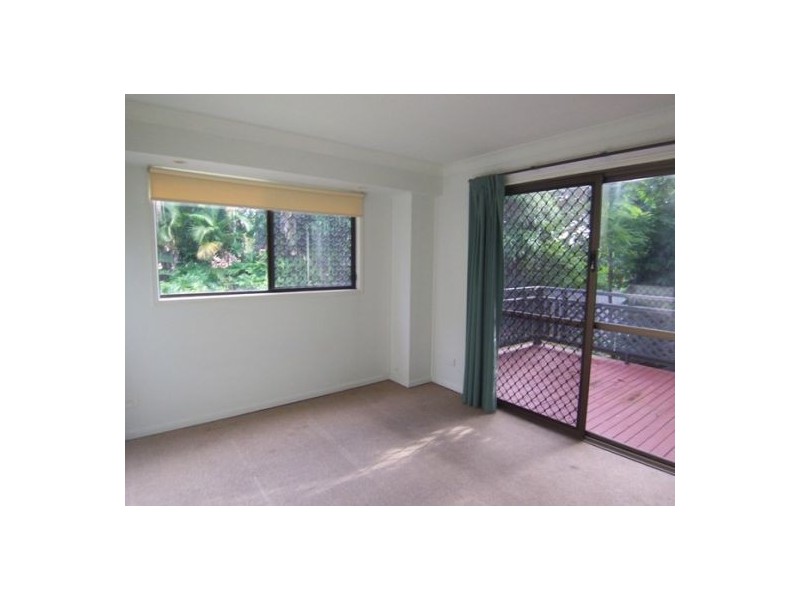 8 Raymond Avenue, Bundall QLD 4217