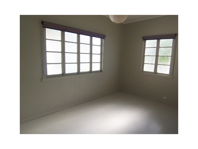 12 Fisher Ave, Southport QLD 4215