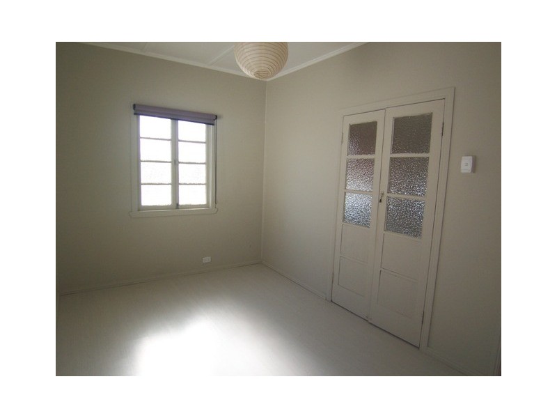 12 Fisher Ave, Southport QLD 4215