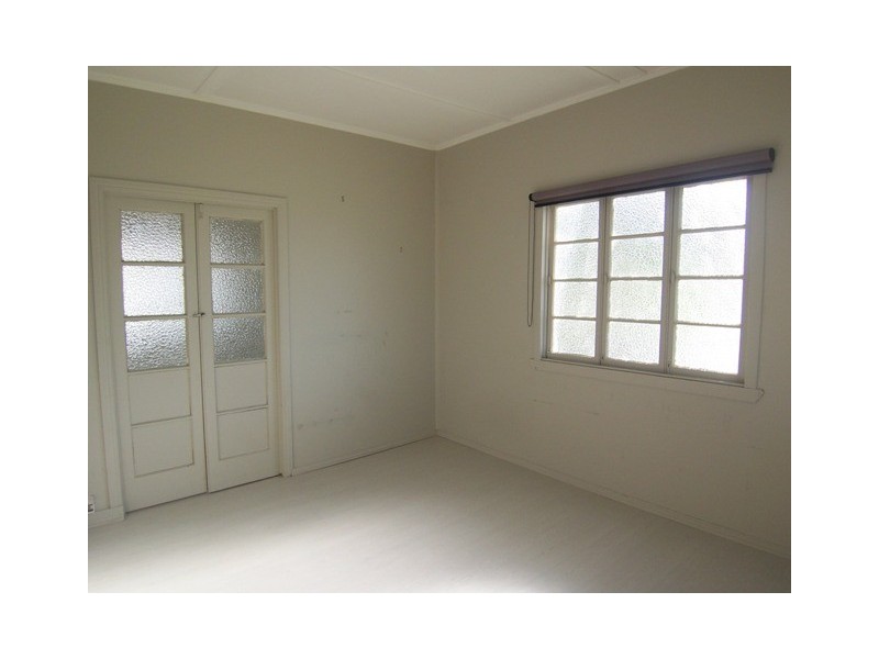 12 Fisher Ave, Southport QLD 4215