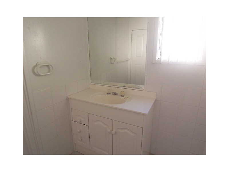 12 Fisher Ave, Southport QLD 4215