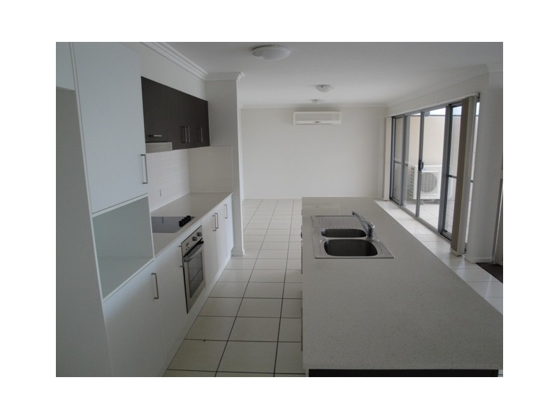 15/8-12  Proud Street, Labrador QLD 4215