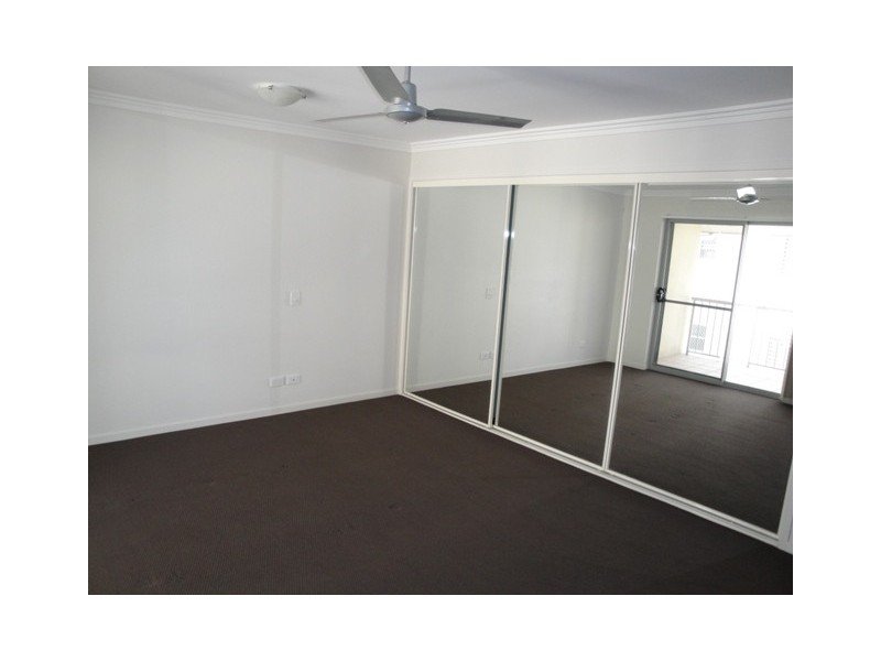 15/8-12  Proud Street, Labrador QLD 4215