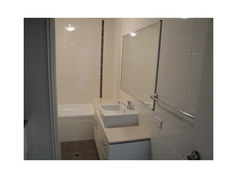 15/8-12  Proud Street, Labrador QLD 4215