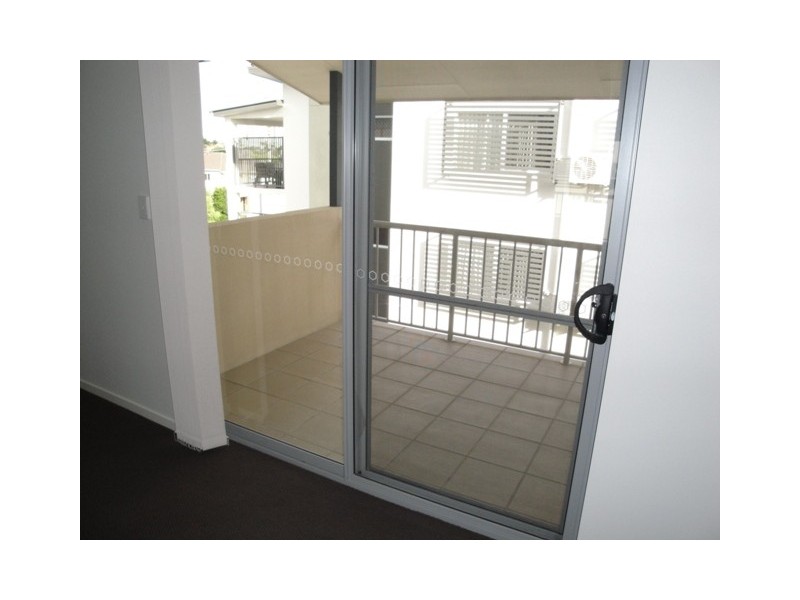 15/8-12  Proud Street, Labrador QLD 4215