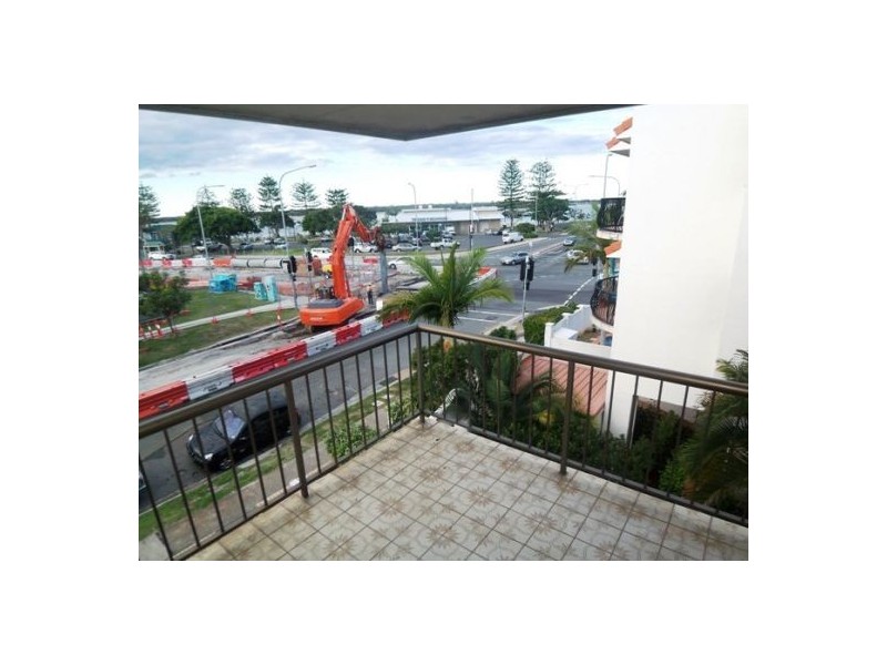 6/4 Broad, Labrador QLD 4215