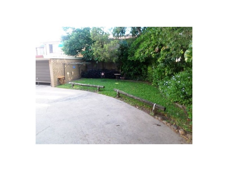 6/4 Broad, Labrador QLD 4215