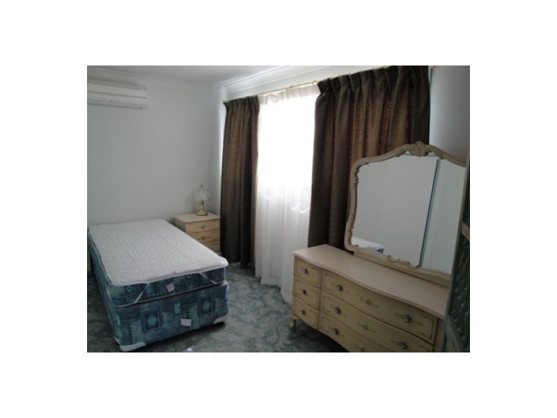 1,4-6 Clinton Street, Labrador QLD 4215