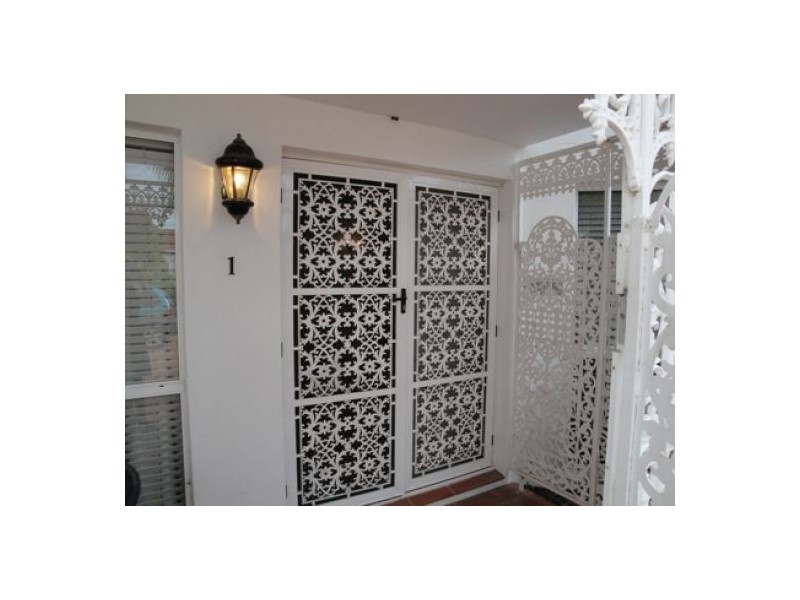 1,4-6 Clinton Street, Labrador QLD 4215