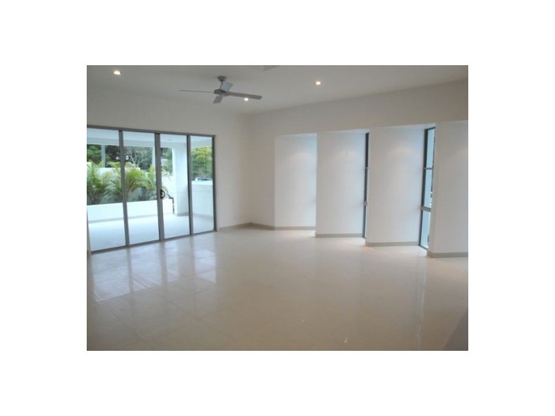 1/83  Pohlman Street, Southport QLD 4215