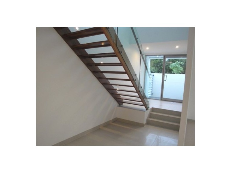 1/83  Pohlman Street, Southport QLD 4215