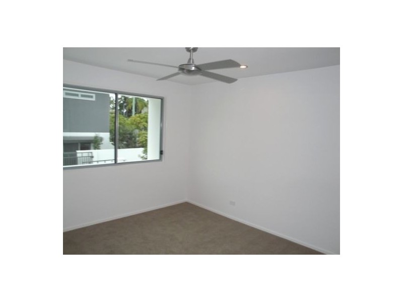 1/83  Pohlman Street, Southport QLD 4215