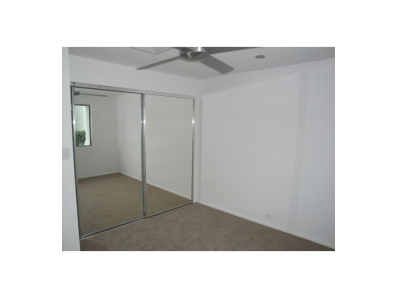 1/83  Pohlman Street, Southport QLD 4215