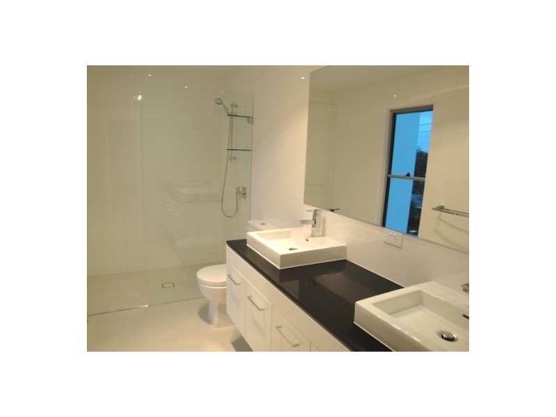 1/83  Pohlman Street, Southport QLD 4215