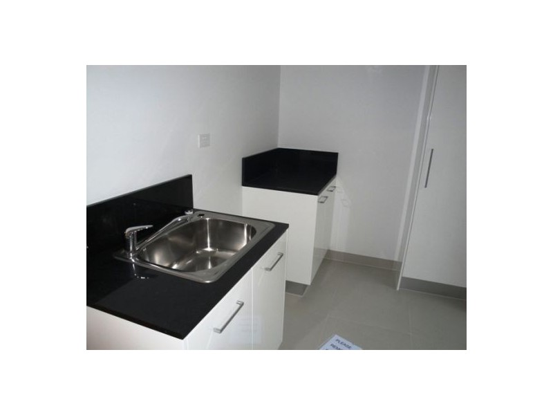 1/83  Pohlman Street, Southport QLD 4215