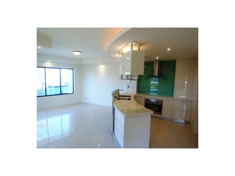 2/5 Canal Ave, Runaway Bay QLD 4216