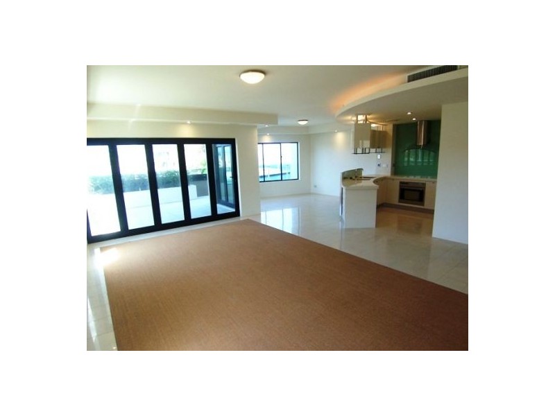 2/5 Canal Ave, Runaway Bay QLD 4216
