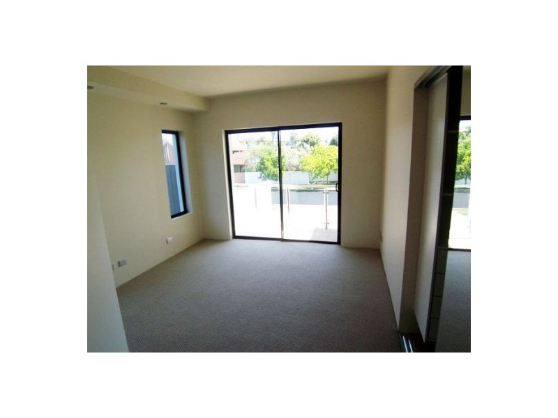2/5 Canal Ave, Runaway Bay QLD 4216