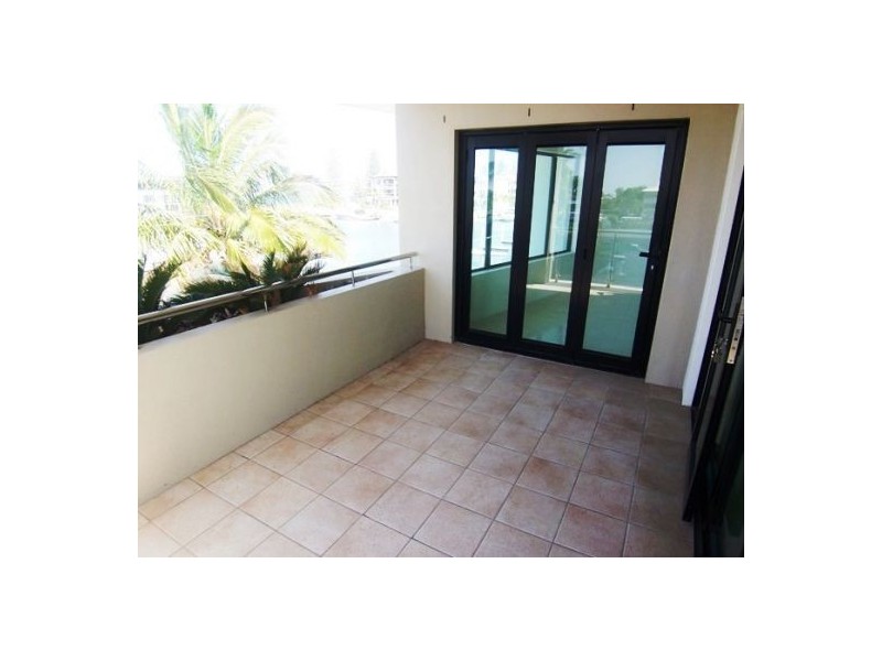 2/5 Canal Ave, Runaway Bay QLD 4216