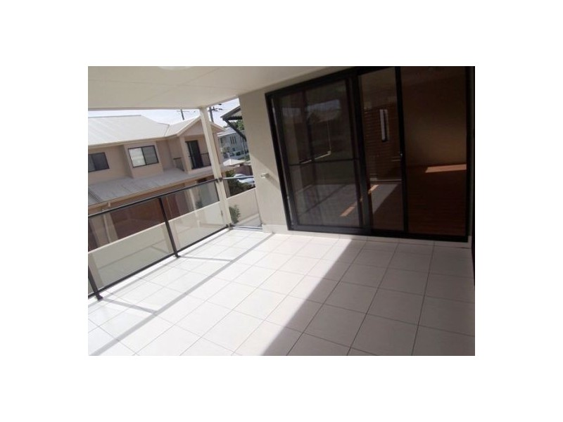 2/35a Harley Street, Labrador QLD 4215