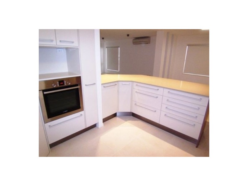 1/8 Walton Street, Southport QLD 4215