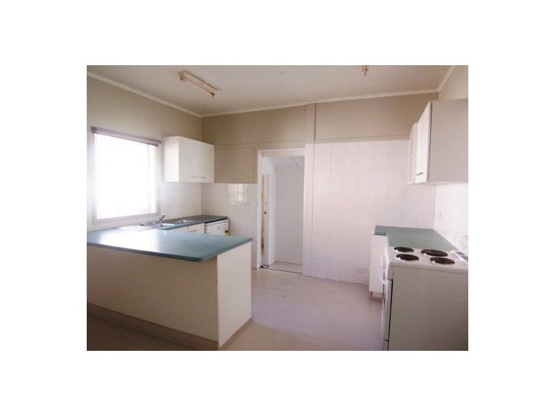 12 Fisher Ave, Southport QLD 4215