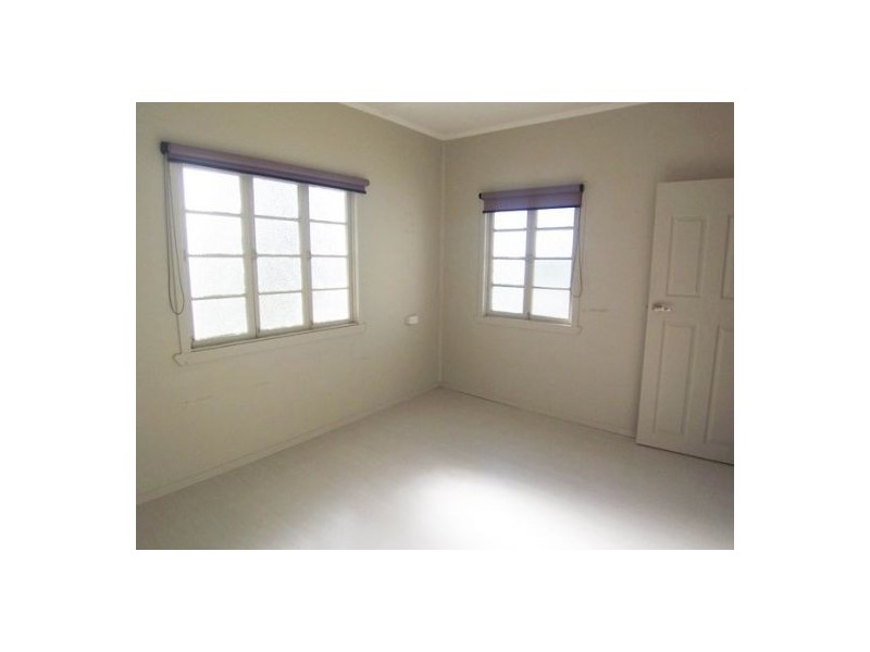 12 Fisher Ave, Southport QLD 4215