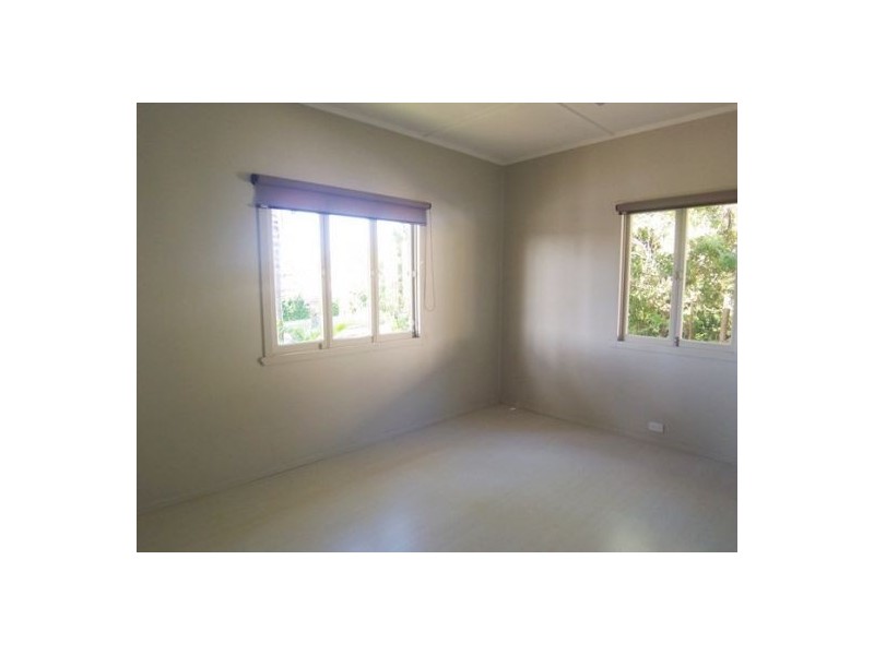 12 Fisher Ave, Southport QLD 4215