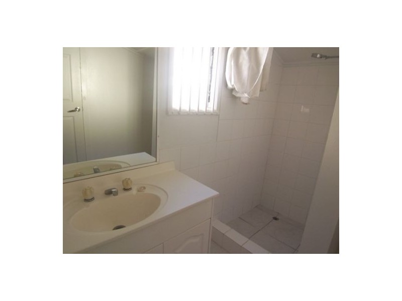 12 Fisher Ave, Southport QLD 4215