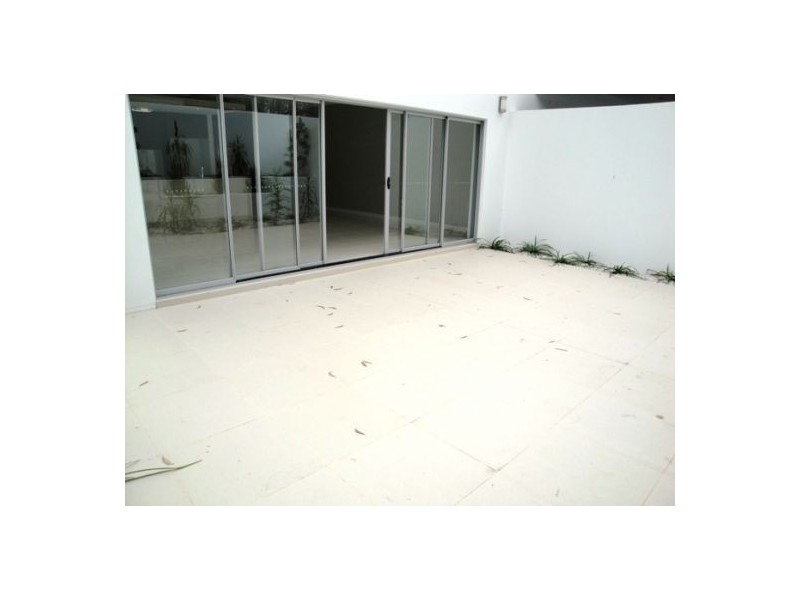 2/18 Drury Avenue, Southport QLD 4215