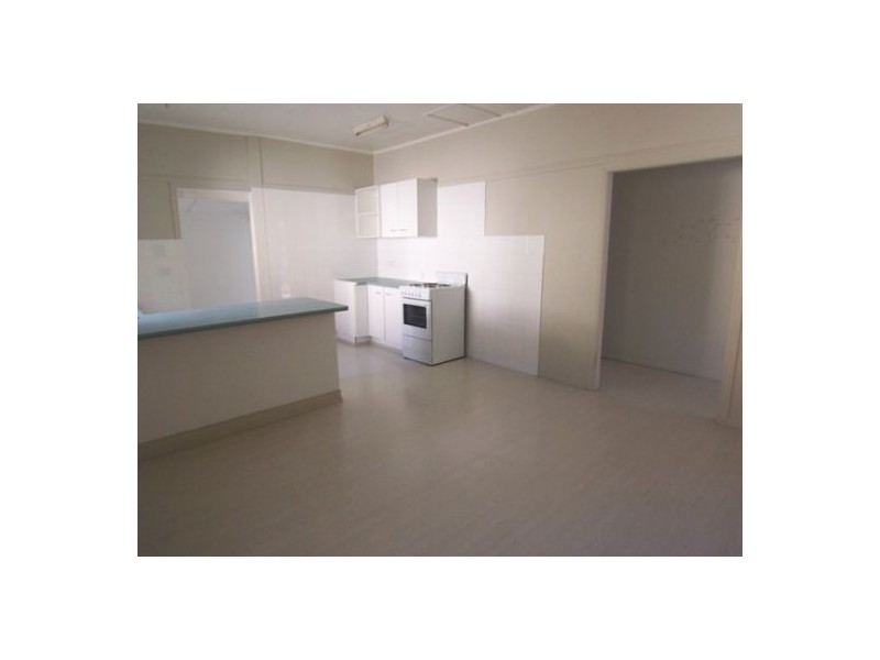 12 Fisher Ave, Southport QLD 4215