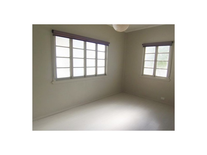 12 Fisher Ave, Southport QLD 4215